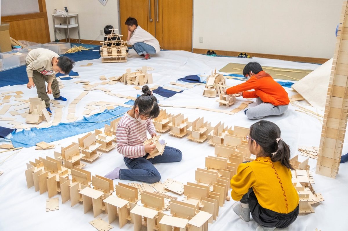 木のブロックのまちづくりに集中する子どもたち