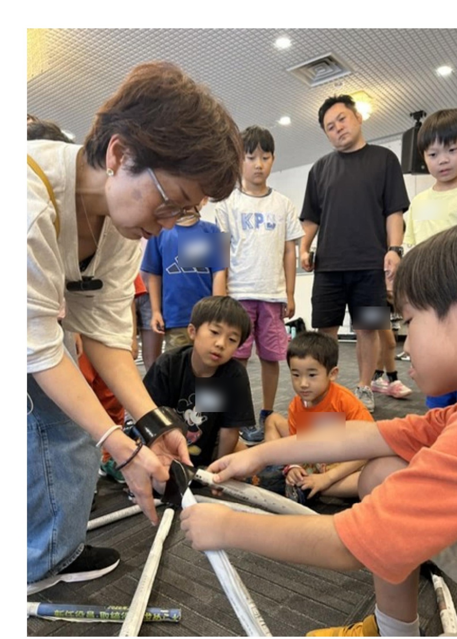 新聞紙の骨組みをテープで留める様子