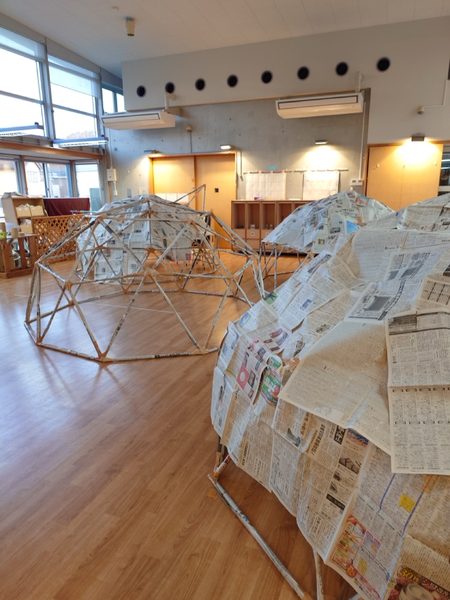 地域の人たちと囲む新聞紙ドーム